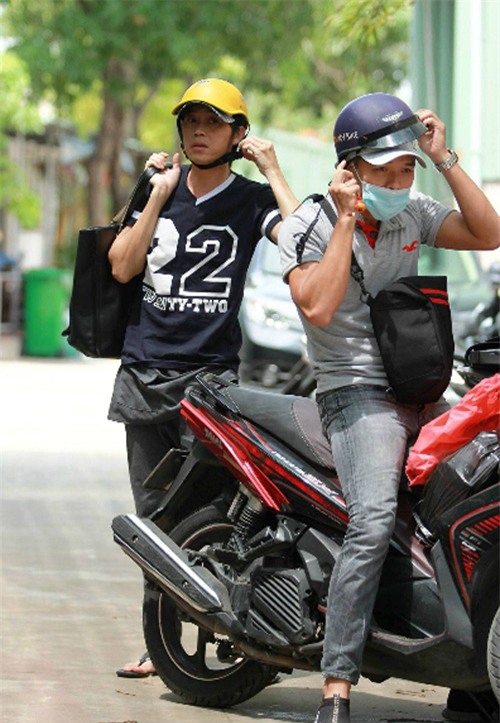 o-xe-hop-23-ty-hoai-linh-van-om-vat-nay-khi-tron-vien-chay-show-blogtamsuvn02