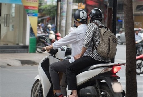 o-xe-hop-23-ty-hoai-linh-van-om-vat-nay-khi-tron-vien-chay-show-blogtamsuvn03