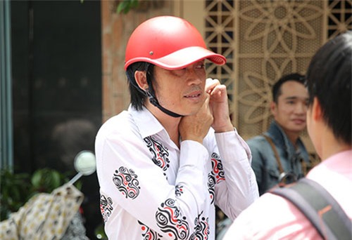 o-xe-hop-23-ty-hoai-linh-van-om-vat-nay-khi-tron-vien-chay-show-blogtamsuvn04