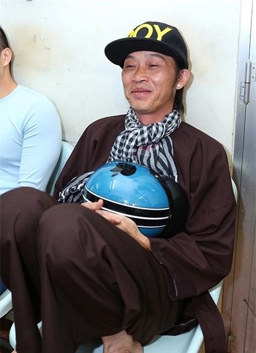 o-xe-hop-23-ty-hoai-linh-van-om-vat-nay-khi-tron-vien-chay-show-blogtamsuvn07