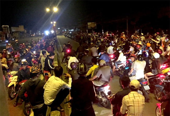 Hon nghin 'soi dem' cuoi 'cop' phong toa quoc lo de dua xe hinh anh 1