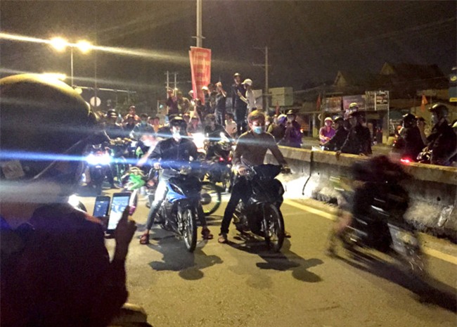 Hon nghin 'soi dem' cuoi 'cop' phong toa quoc lo de dua xe hinh anh 2