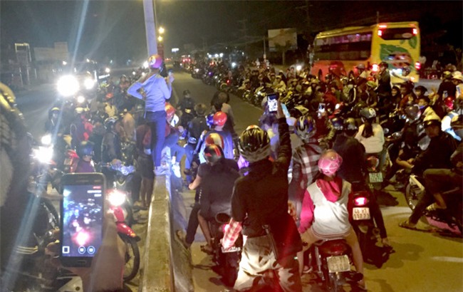 Hon nghin 'soi dem' cuoi 'cop' phong toa quoc lo de dua xe hinh anh 3