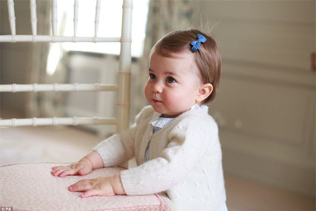 Công chúa nhỏ nước Anh xinh xắn và lớn bổng trong bức ảnh mừng sinh nhật lần thứ 2 - Ảnh 2.