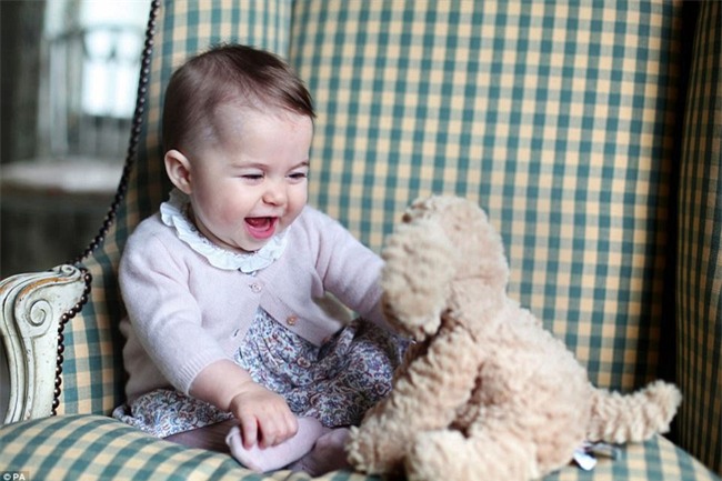 Công chúa nhỏ nước Anh xinh xắn và lớn bổng trong bức ảnh mừng sinh nhật lần thứ 2 - Ảnh 4.