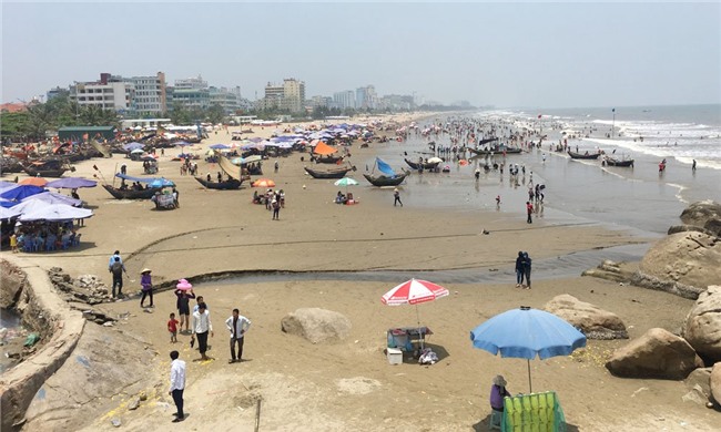 nghỉ lễ 30/4, biển Sầm Sơn, tắm biển, cá chết, Sầm Sơn