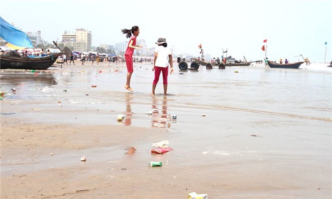 nghỉ lễ 30/4, biển Sầm Sơn, tắm biển, cá chết, Sầm Sơn