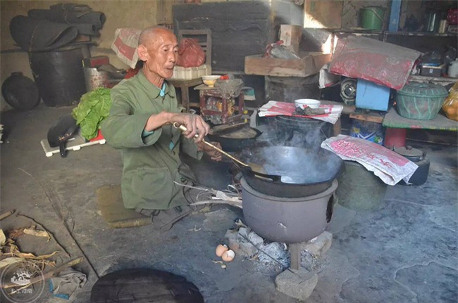 Mất cả hai chân, ông lão vẫn chăm sóc gia đình suốt 40 năm - Ảnh 2.