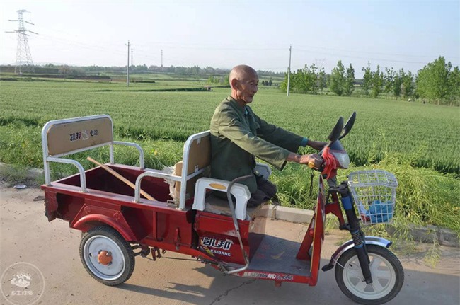 Mất cả hai chân, ông lão vẫn chăm sóc gia đình suốt 40 năm - Ảnh 4.