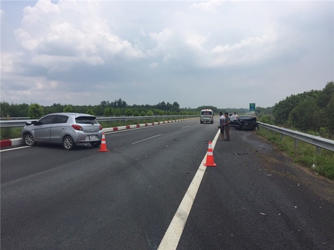 va cham lien hoan tren cao toc, nhieu nguoi gao thet keu cuu hinh anh 2