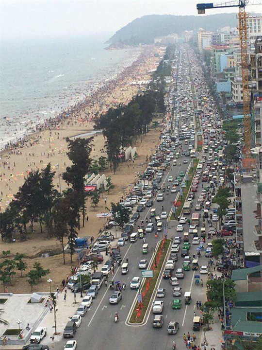 10 hình ảnh gây sửng sốt dịp nghỉ lễ 30/4 - 1/5 - Ảnh 2.