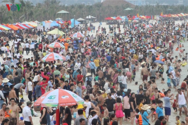 10 hình ảnh gây sửng sốt dịp nghỉ lễ 30/4 - 1/5 - Ảnh 6.