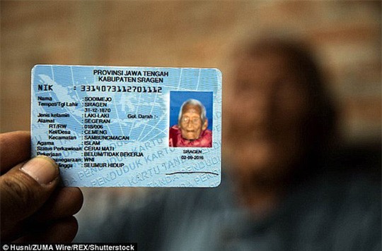 Dù giấy tờ tùy thân của cụ ghi rõ sinh ngày 31-12-1870, song giấy tờ này tới nay vẫn chưa thể xác nhận. Ảnh: REX