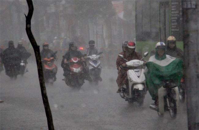 Sai Gon don con mua toi mat trong ngay cuoi nghi le hinh anh 1