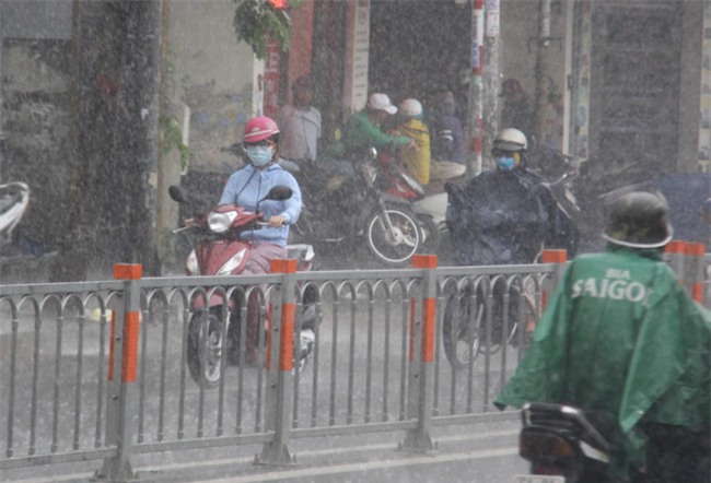 Sai Gon don con mua toi mat trong ngay cuoi nghi le hinh anh 2