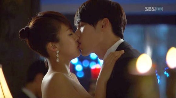 nghe lom chuyen "te nhi" cua co dong nghiep duoc chong chieu hon cong chua - 2