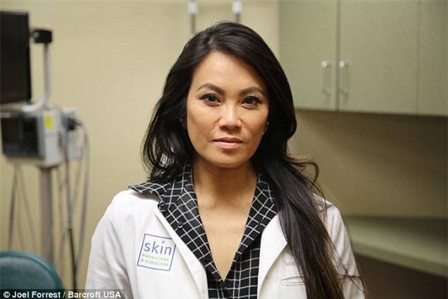 Bác sĩ da liễu Sandra Lee - người nổi tiếng với các clip nặn mụn dưới tên Dr. Pimple Popper (Ảnh:Internet)