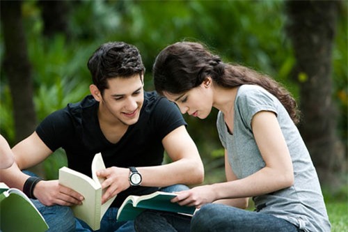 Cô gái bức xúc vì người yêu giặt chăn màn, lau nhà, nấu cháo giúp em gái thân thiết - Ảnh 1.