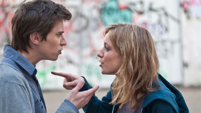 Cô gái bức xúc vì người yêu giặt chăn màn, lau nhà, nấu cháo giúp em gái thân thiết - Ảnh 2.