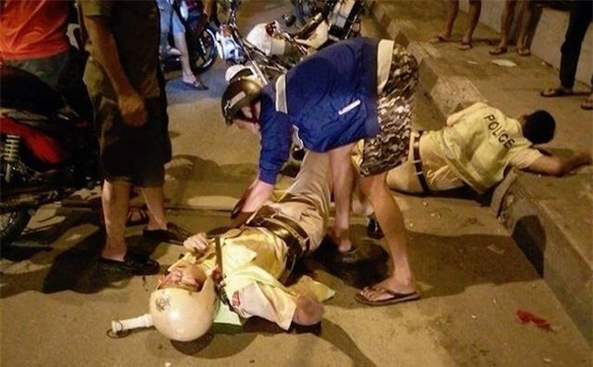 Một cảnh sát giao thông bị xe đâm chấn thương sọ não