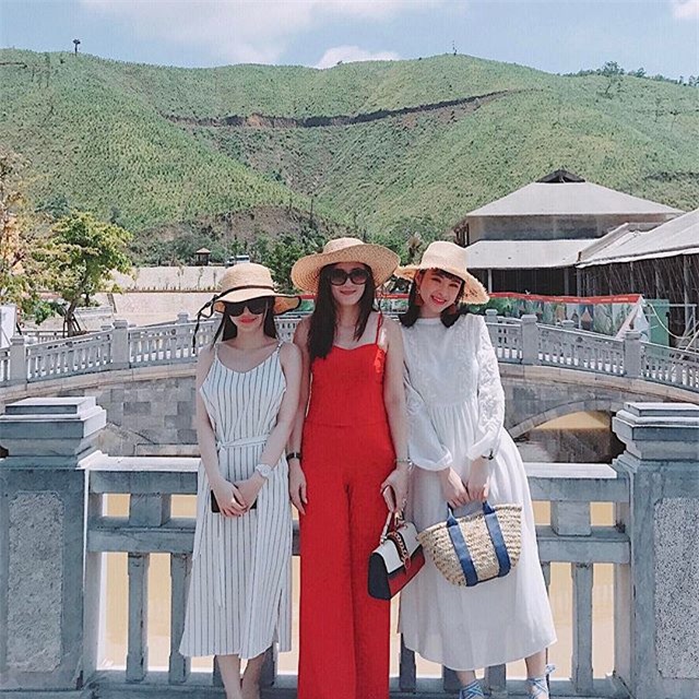 Angela Phương Trinh gây ngỡ ngàng khi khoe mẹ trẻ trung như... chị gái - Ảnh 1.