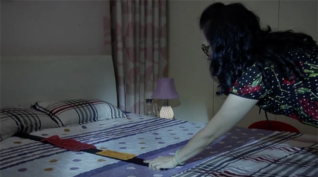 Mẹ chồng tay cầm bùa, miệng ngậm nhang lén lút vào phòng con dâu làm trò mờ ám!? - Ảnh 3.