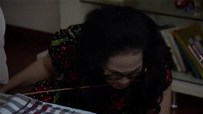 Mẹ chồng tay cầm bùa, miệng ngậm nhang lén lút vào phòng con dâu làm trò mờ ám!? - Ảnh 4.