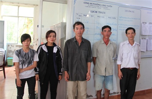 ca gia dinh cuóp dien thoai vi... clip nhạy cảm - 1