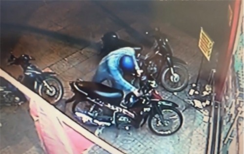 clip: be khoa trom xe may