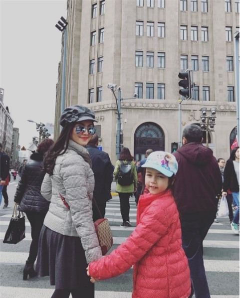 Jenna chụp ảnh cùng mẹ khi đi du lịch.