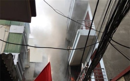 Cháy lớn tại phố Vĩnh Tuy, hàng trăm người trong ngõ gào thét hoảng sợ ảnh 1