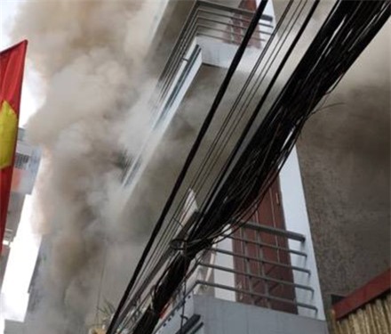 Cháy lớn tại phố Vĩnh Tuy, hàng trăm người trong ngõ gào thét hoảng sợ ảnh 2