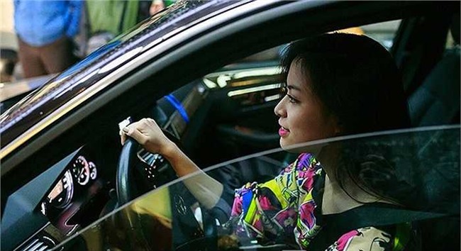 khong ngo hoang thuy linh cung giau khong kem bat ky dai gia nao hinh anh 2