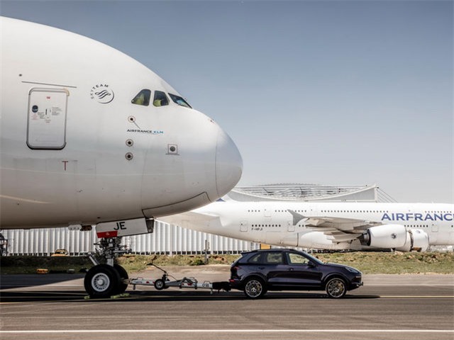 Porsche Cayenne kéo được cả máy bay Airbus - 1