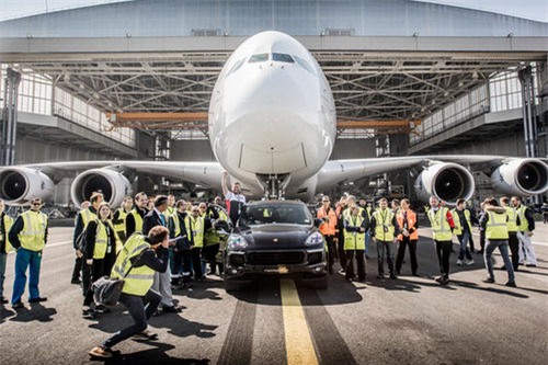 Porsche Cayenne kéo được cả máy bay Airbus - 4