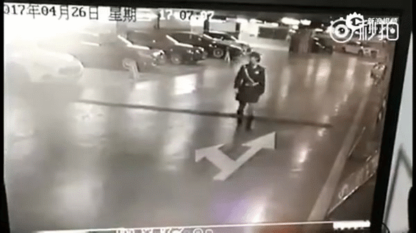 Trung Quốc: Nữ tài xế chết thảm sau khi đâm sập tường văn phòng làm việc cùng tầng bãi đỗ xe - Ảnh 1.
