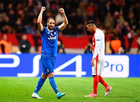 Higuain đã tỏa sáng trên đất Pháp