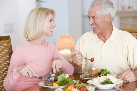Nếu nhà bạn có người cao tuổi, nhắc họ tuyệt đối không làm 8 việc hại sức khoẻ này - Ảnh 2.