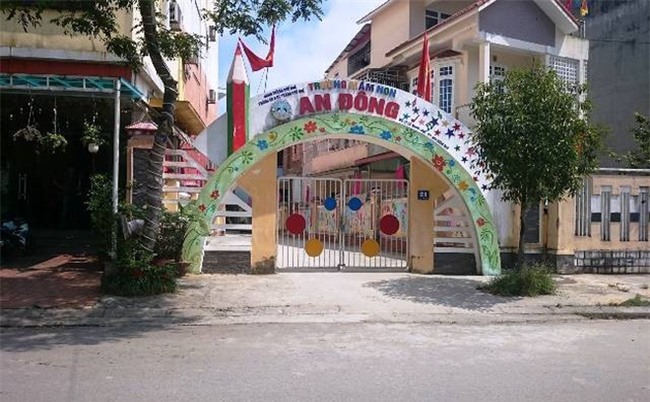 Hiệu trưởng rượt đuổi một cô giáo ra tận cổng trường để giằng co điện thoại