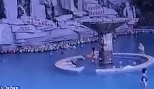 rung minh canh nhung dua tre can ke than chet duoi be boi nhung dam dong khong nhan ra - 6