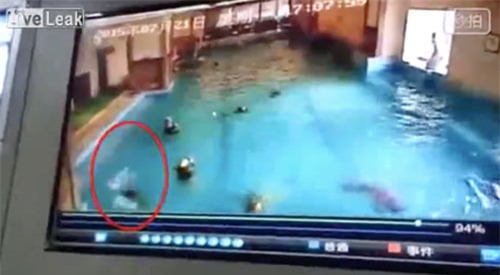 rung minh canh nhung dua tre can ke than chet duoi be boi nhung dam dong khong nhan ra - 2