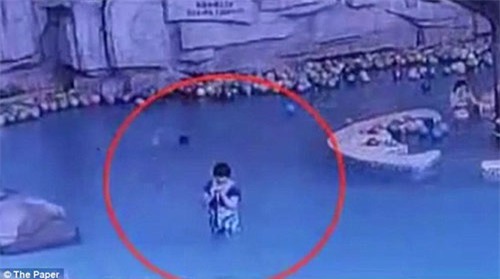 rung minh canh nhung dua tre can ke than chet duoi be boi nhung dam dong khong nhan ra - 4