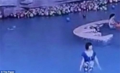 rung minh canh nhung dua tre can ke than chet duoi be boi nhung dam dong khong nhan ra - 5