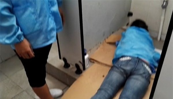 Móc điện thoại rơi vào bồn cầu, nữ công nhân bị kẹt tay gần 1 tiếng trong nhà vệ sinh - Ảnh 2.