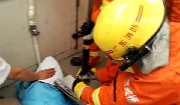 Móc điện thoại rơi vào bồn cầu, nữ công nhân bị kẹt tay gần 1 tiếng trong nhà vệ sinh - Ảnh 3.