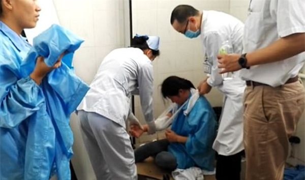 Móc điện thoại rơi vào bồn cầu, nữ công nhân bị kẹt tay gần 1 tiếng trong nhà vệ sinh - Ảnh 5.