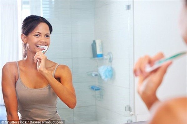 Lời khuyên chuyên gia: Muốn bảo vệ sức khỏe răng miệng, hãy chải răng bằng nước ấm - Ảnh 1.