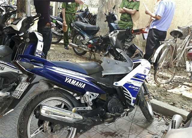 Vụ CSGT bị xe đâm tử vong: Đám tang nghẹn ngào nước mắt - Ảnh 1.