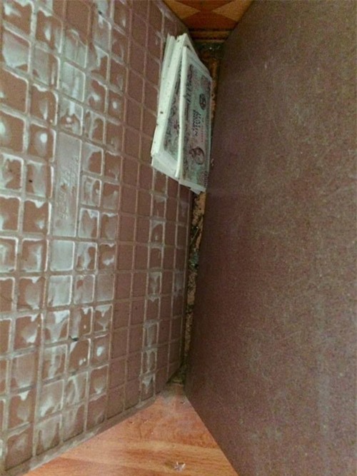 cai ket dang ngat cho ong chong bi vo va con phat hien giau quy den trong goc nha - 1