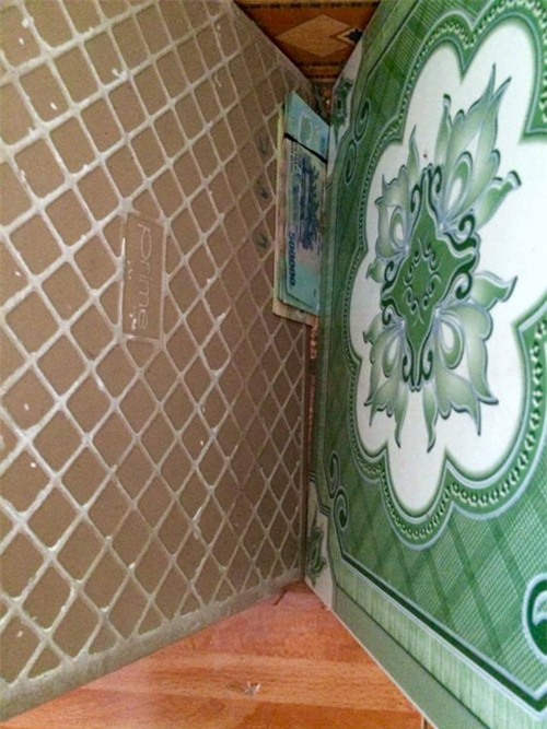 cai ket dang ngat cho ong chong bi vo va con phat hien giau quy den trong goc nha - 2